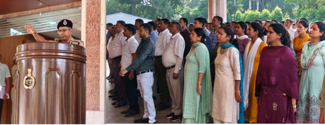 पुलिस कर्मचारियाें काे राष्ट्रीय एकता दिवस के उपलक्ष्य में शपथ दिलाते पुलिस महानिदेशक शत्रुजीत कपूर पुलिस कर्मचारियाें काे राष्ट्रीय एकता दिवस के उपलक्ष्य में शपथ दिलाते पुलिस महानिदेशक शत्रुजीत कपूर