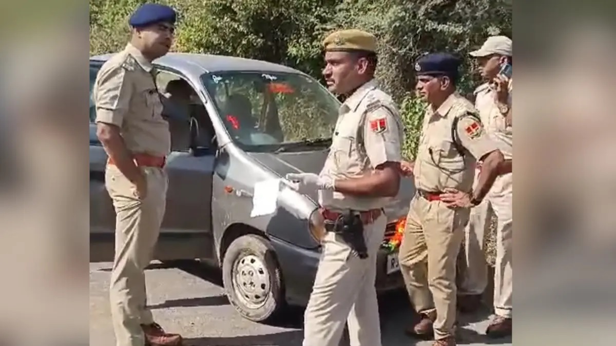 जांच करता पुलिस दल। जांच करता पुलिस दल।