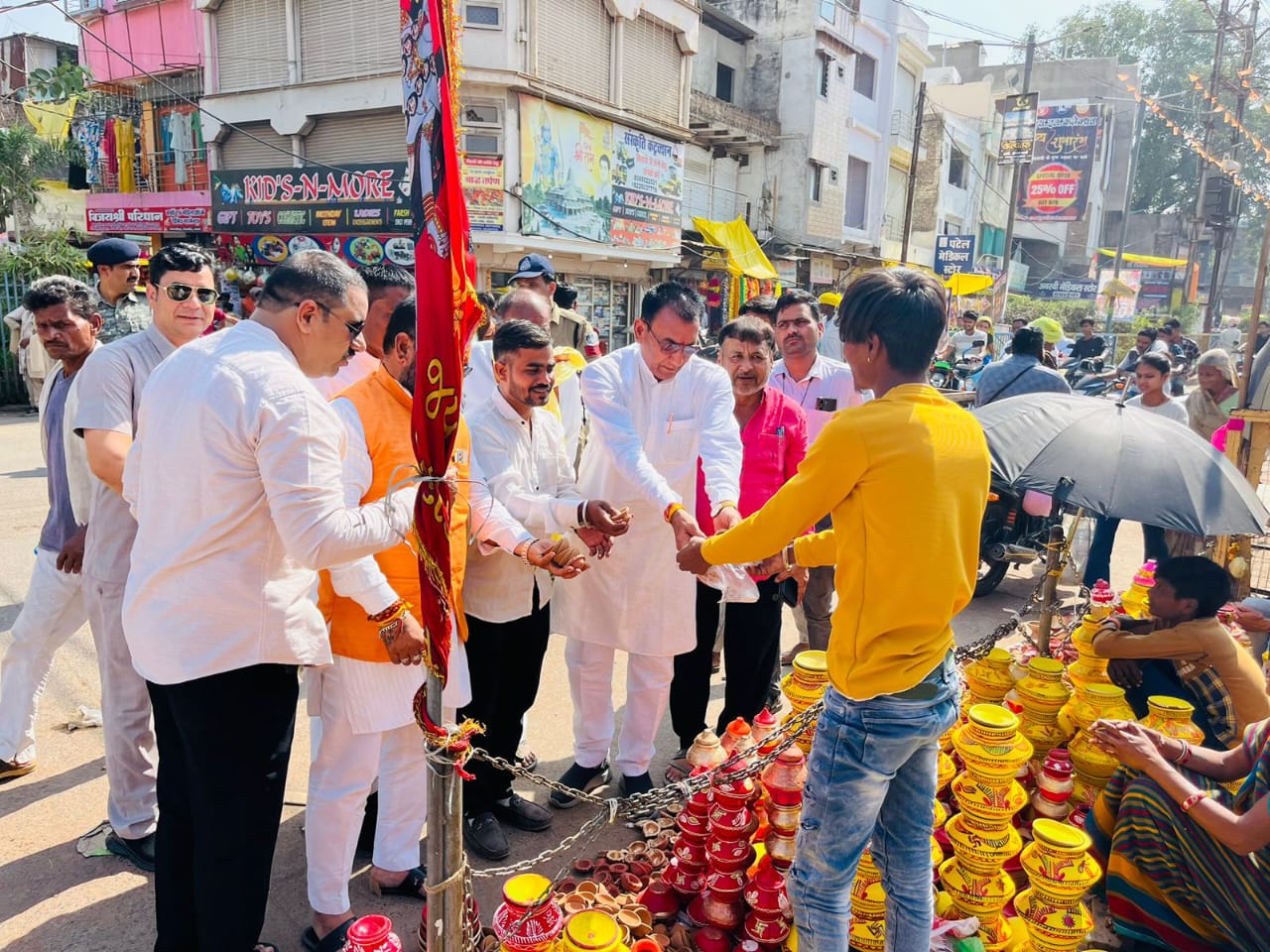 दीपक खरीद कर दिया वोकल फाॅर लोकल का संदेश दीपक खरीद कर दिया वोकल फाॅर लोकल का संदेश