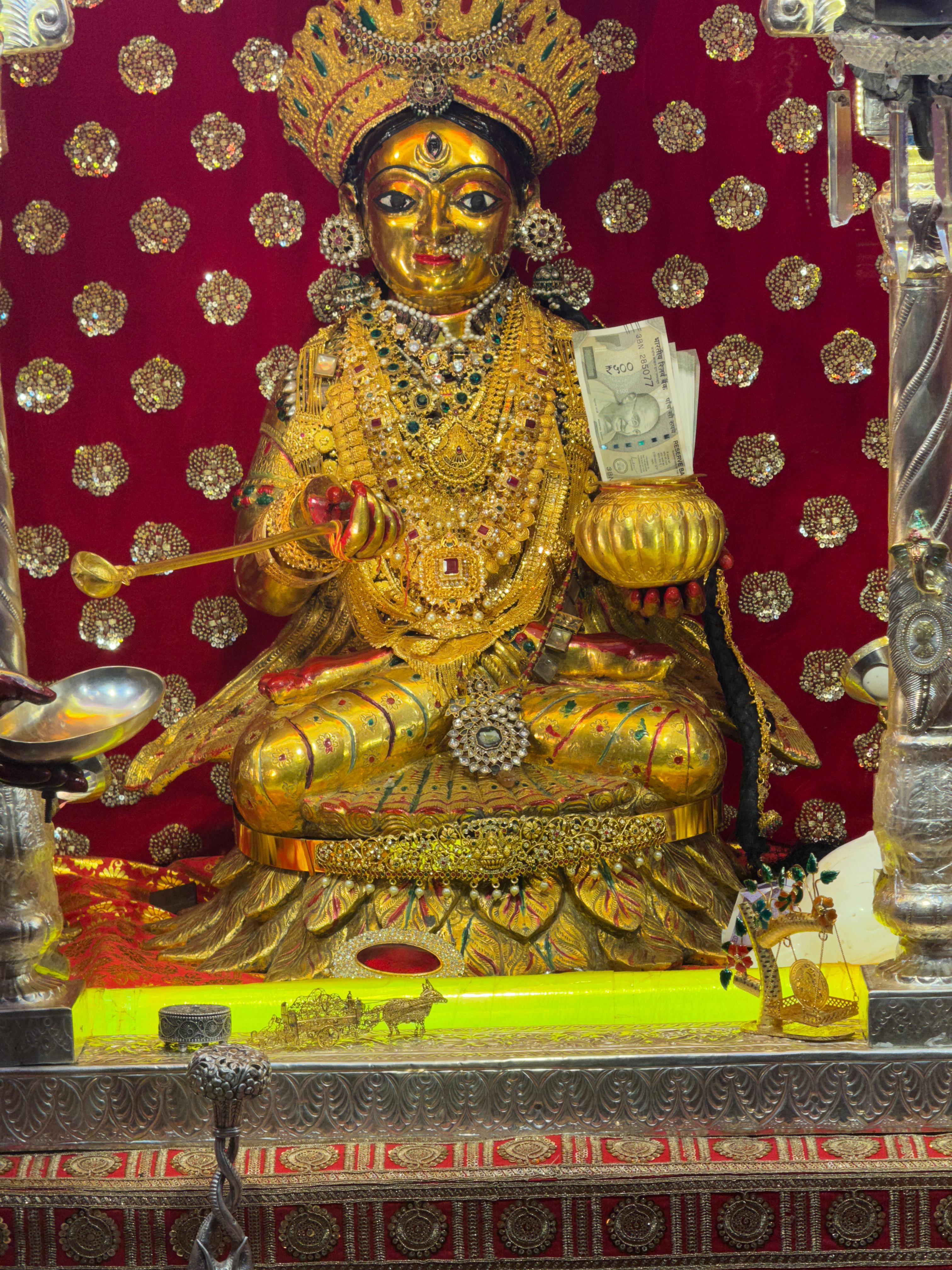 माता अन्नपूर्णा की स्वर्णमयी प्रतिमा,दर्शन् के लिए कतारबद्ध लाखों श्रद्धालु: फोटो बच्चा गुप्ता माता अन्नपूर्णा की स्वर्णमयी प्रतिमा,दर्शन् के लिए कतारबद्ध लाखों श्रद्धालु: फोटो बच्चा गुप्ता