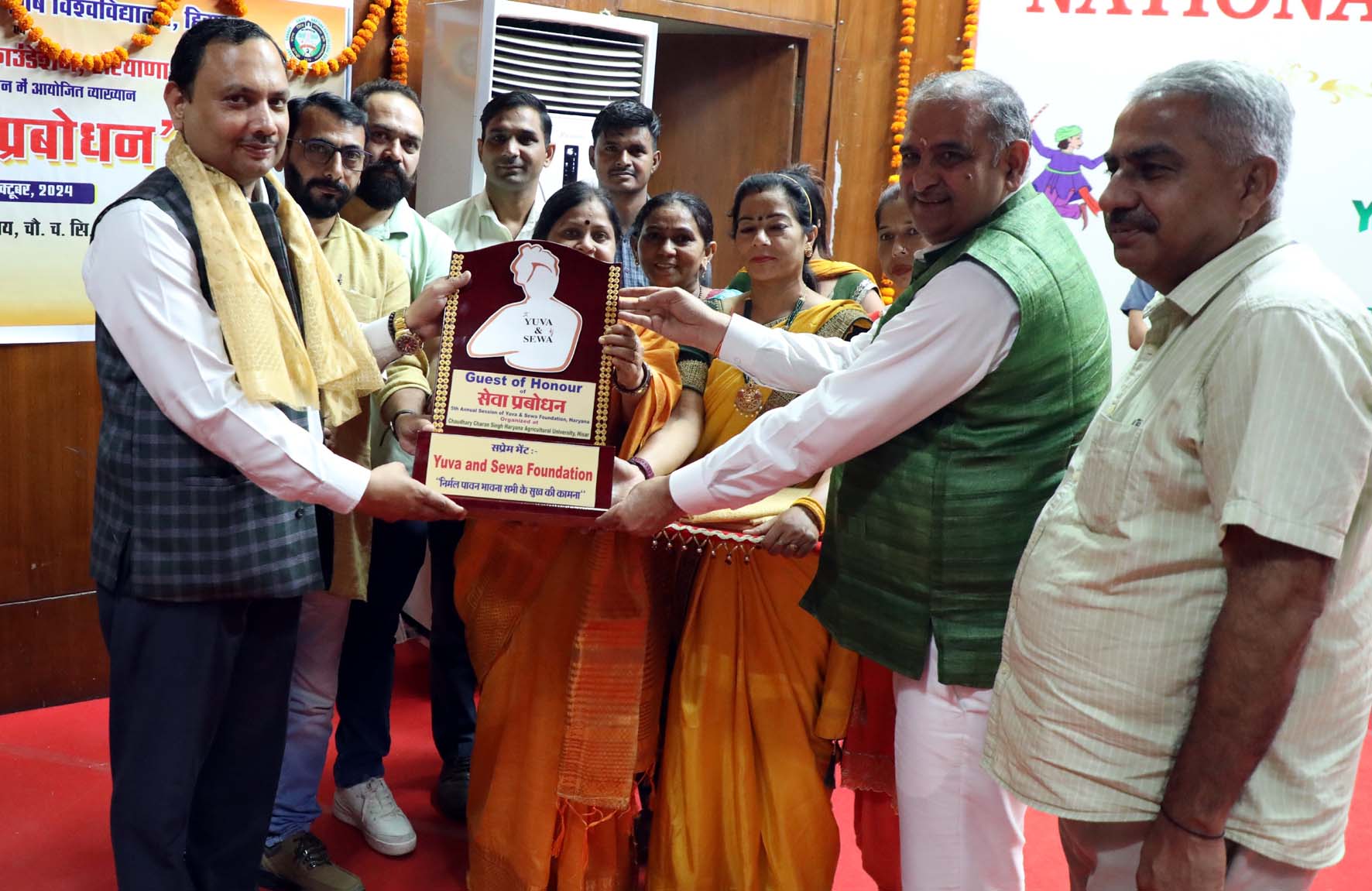 कार्यक्रम में उपस्थित मुख्यातिथि, मुख्य वक्ता एवं अन्य। कार्यक्रम में उपस्थित मुख्यातिथि, मुख्य वक्ता एवं अन्य।