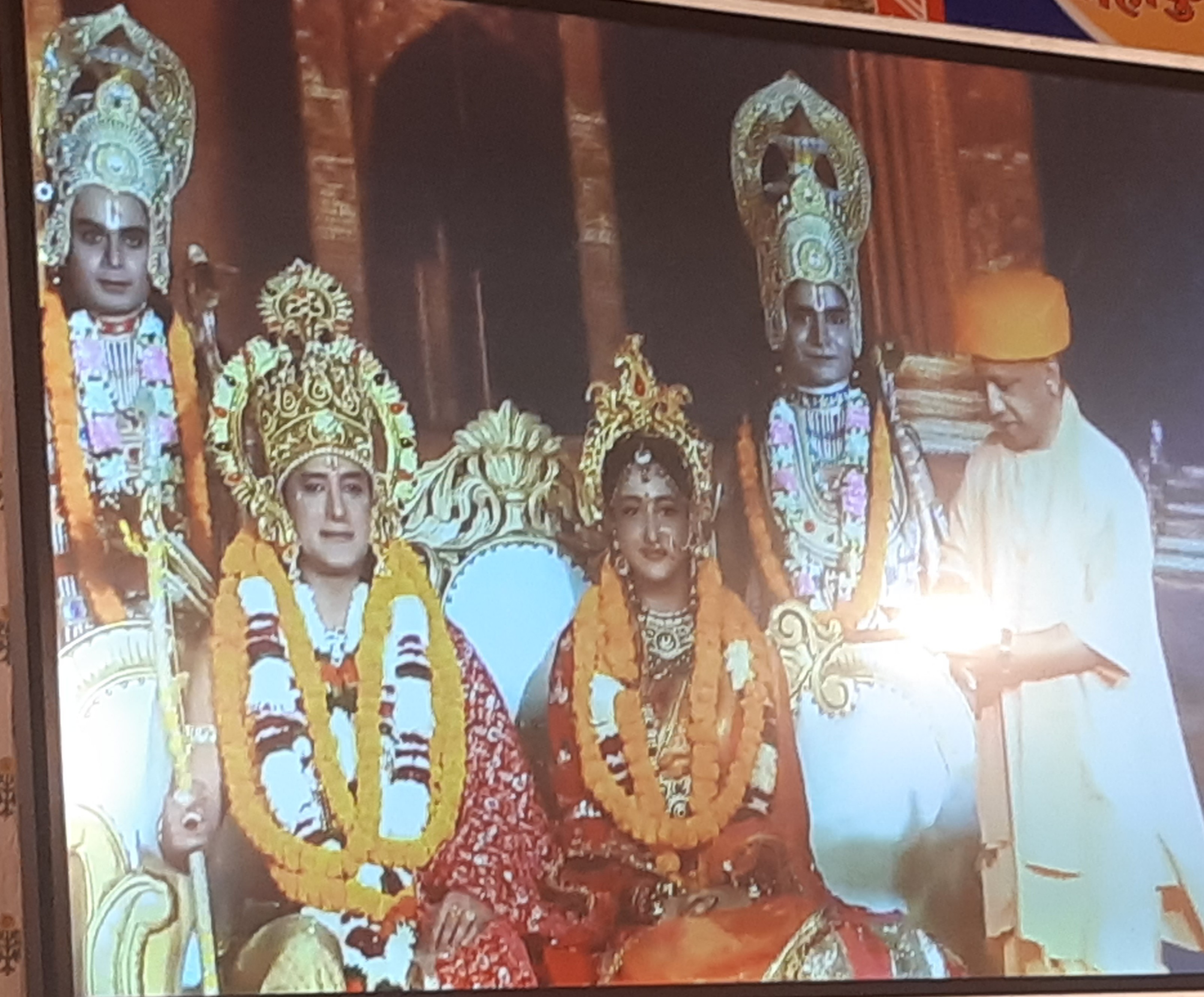राजतिलक करते मुख्यमंत्री योगी राजतिलक करते मुख्यमंत्री योगी