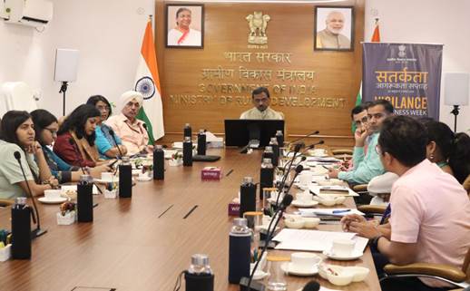 बैठक के दौरान अधिकारीगण बैठक के दौरान अधिकारीगण