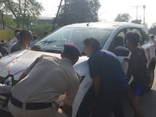 डिवाइडर पर चढ़ी कार डिवाइडर पर चढ़ी कार