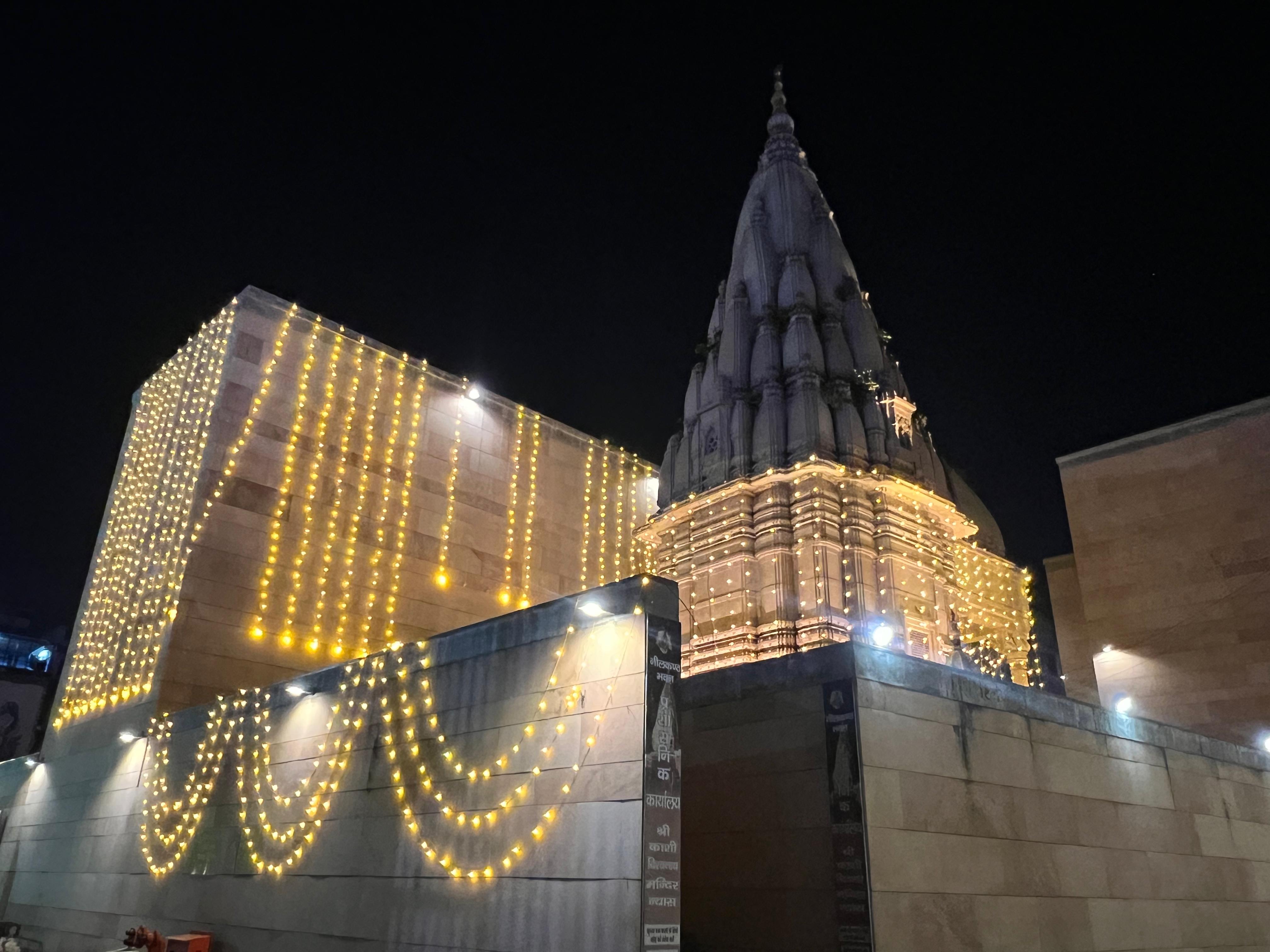 छोटी दिवाली पर श्री काशी विश्वनाथ दरबार का नजारा: फोटो बच्चा गुप्ता