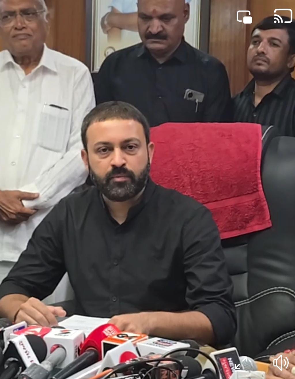राजकोट जिला सहकारी बैंक के अध्यक्ष जयेश रादडिया बुधवार को प्रेस कांफ्रेंस करते हुए। राजकोट जिला सहकारी बैंक के अध्यक्ष जयेश रादडिया बुधवार को प्रेस कांफ्रेंस करते हुए।