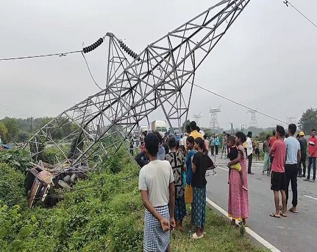 लॉरी की टक्कर में हाईटेंशन बिजली का खंभा टूट लॉरी की टक्कर में हाईटेंशन बिजली का खंभा टूट