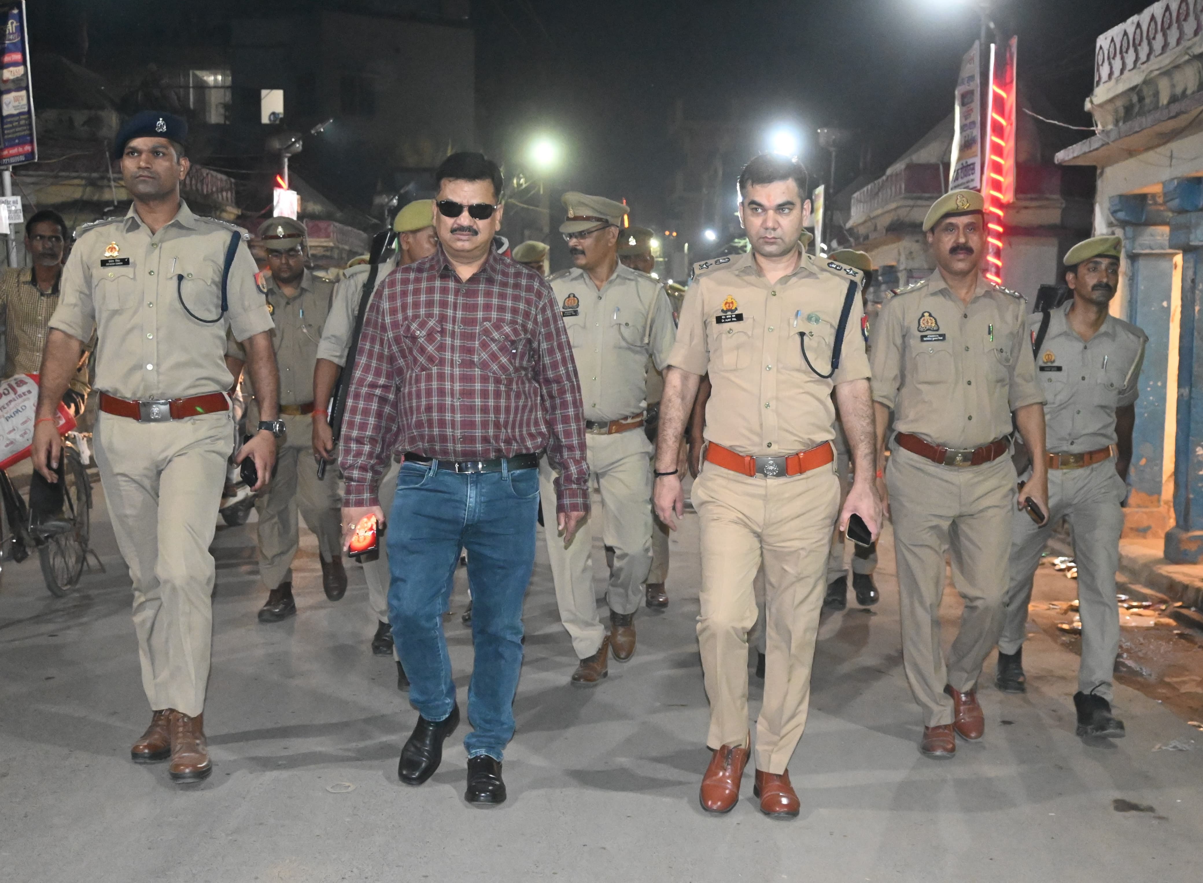 डीएम व एसपी ने धनतेरस त्यौहार को लेकर बाजारों में किया पैदल मार्च डीएम व एसपी ने धनतेरस त्यौहार को लेकर बाजारों में किया पैदल मार्च