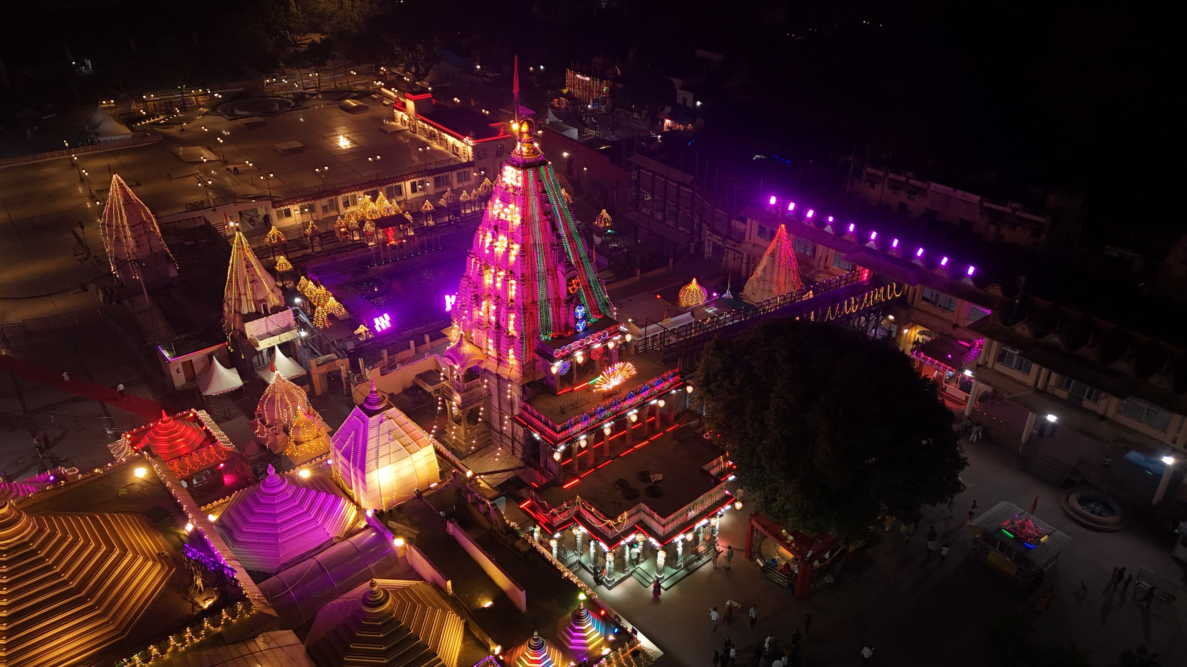 दीपावली पर्व- गुरूवार .तड़के बाबा महाकाल को गर्म जल से अभ्यंग स्नान करवाकर लगेगा अन्नकूट भोग दीपावली पर्व- गुरूवार .तड़के बाबा महाकाल को गर्म जल से अभ्यंग स्नान करवाकर लगेगा अन्नकूट भोग