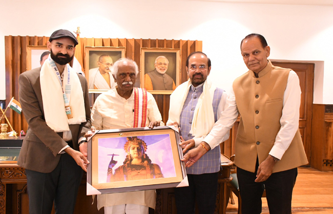 हरियाणा के राज्यपाल बंडारू दत्तात्रेय एचसीएस अधिकारी विश्वजीत काे सम्मानित करते हुए हरियाणा के राज्यपाल बंडारू दत्तात्रेय एचसीएस अधिकारी विश्वजीत काे सम्मानित करते हुए