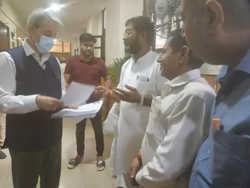 मुख्य सचिव सुधांश पंत को ज्ञापन सौंप कर कर्मचारी संगठनों ने एक नवंबर को सार्वजनिक अवकाश की मांग की थी। मुख्य सचिव सुधांश पंत को ज्ञापन सौंप कर कर्मचारी संगठनों ने एक नवंबर को सार्वजनिक अवकाश की मांग की थी।