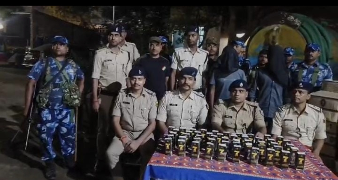 जानकारी देते पुलिस अधिकारी जानकारी देते पुलिस अधिकारी