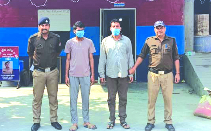 पुलिस गिरफ्त में आरोपित पुलिस गिरफ्त में आरोपित