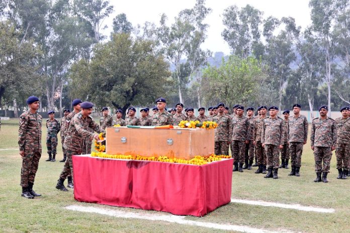 खोजी कुत्ते फैंटम को सेना ने दी श्रद्धांजलि खोजी कुत्ते फैंटम को सेना ने दी श्रद्धांजलि