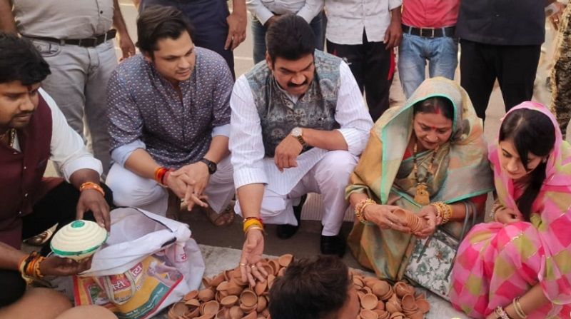 खाद्य मंत्री राजपूत ने सपत्नीक खरीदी पूजन सामग्री खाद्य मंत्री राजपूत ने सपत्नीक खरीदी पूजन सामग्री