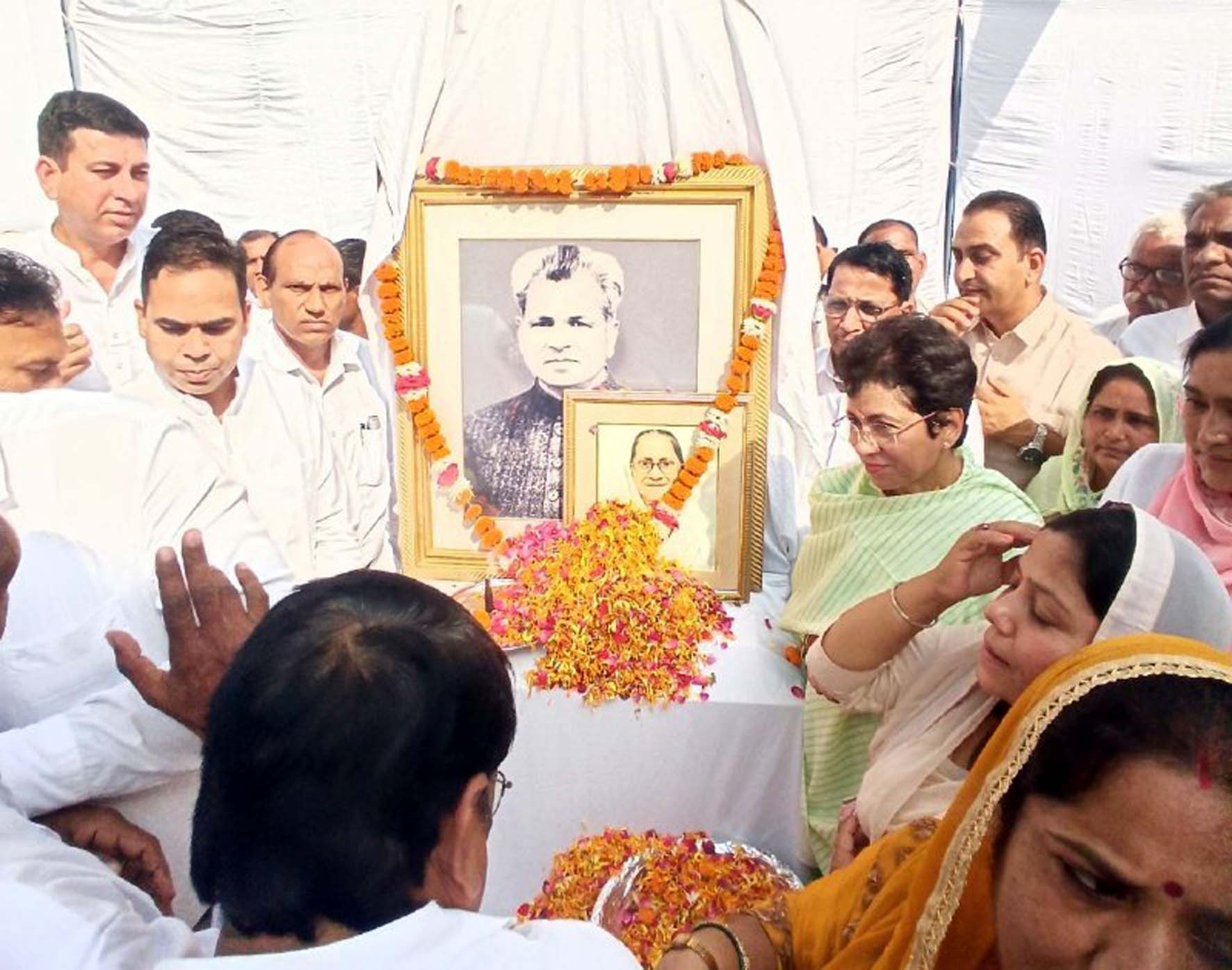 स्वर्गीय चौ. दलबीर सिंह की 37वीं पुण्यतिथि पर उनके चित्र पर पुष्प अर्पित करते सांसद कुमारी सैलजा एवं अन्य। स्वर्गीय चौ. दलबीर सिंह की 37वीं पुण्यतिथि पर उनके चित्र पर पुष्प अर्पित करते सांसद कुमारी सैलजा एवं अन्य।