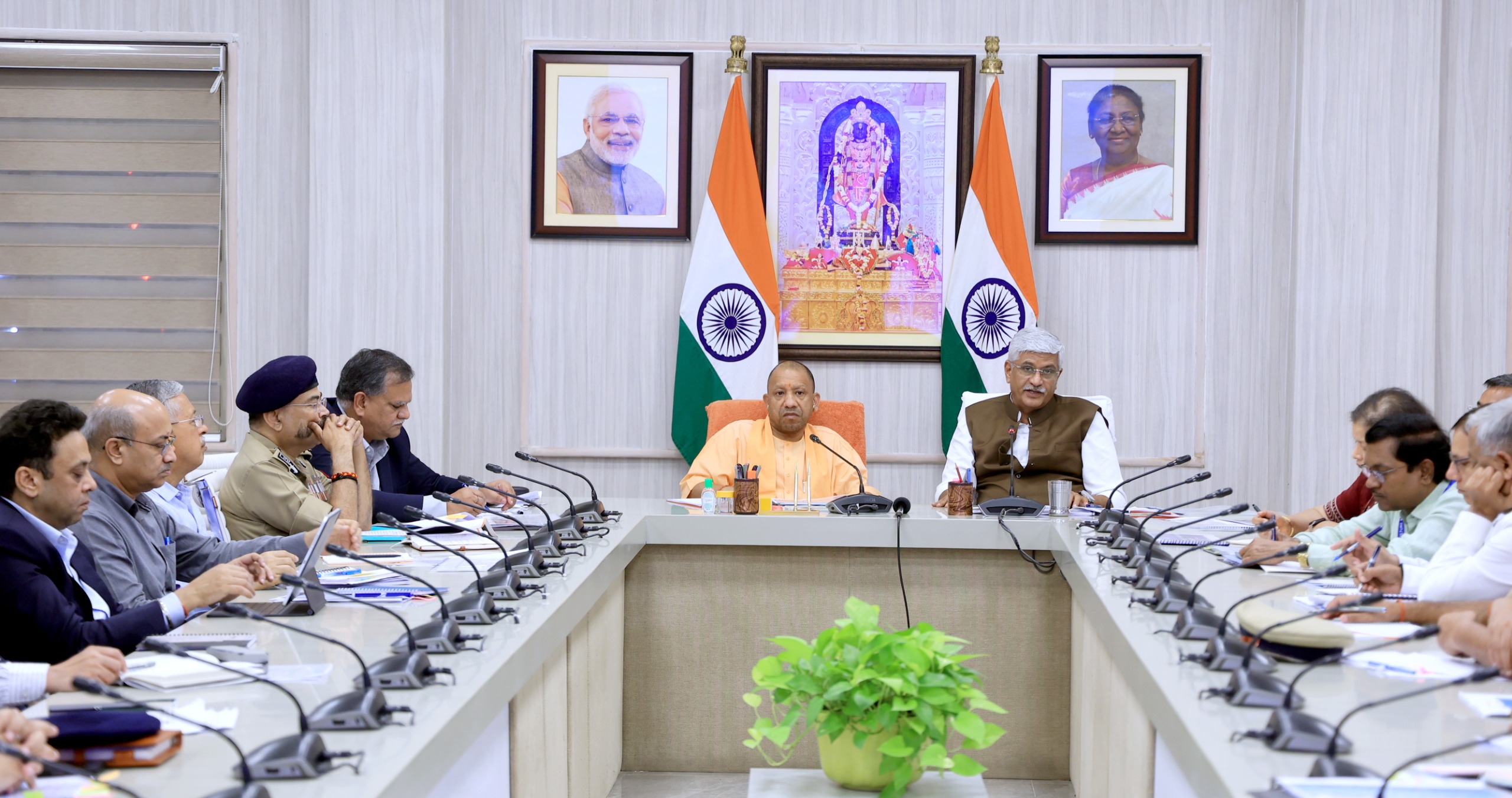 बैठक करते सीएम योगी और केंद्रीय मंत्री शेखावत बैठक करते सीएम योगी और केंद्रीय मंत्री शेखावत