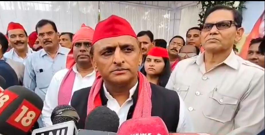हरदोई में पत्रकारों के सवालों का जवाब देते अखिलेश यादव हरदोई में पत्रकारों के सवालों का जवाब देते अखिलेश यादव