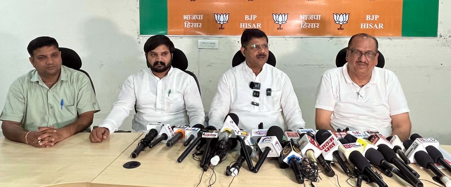 पत्रकारों से बातचीत करते जिला अध्यक्ष अशोक सैनी, साथ मौजूद अन्य नेता। पत्रकारों से बातचीत करते जिला अध्यक्ष अशोक सैनी, साथ मौजूद अन्य नेता।