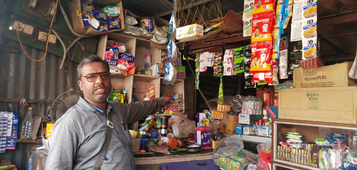 दुकान की स्थिति बताता दुकानदार दुकान की स्थिति बताता दुकानदार