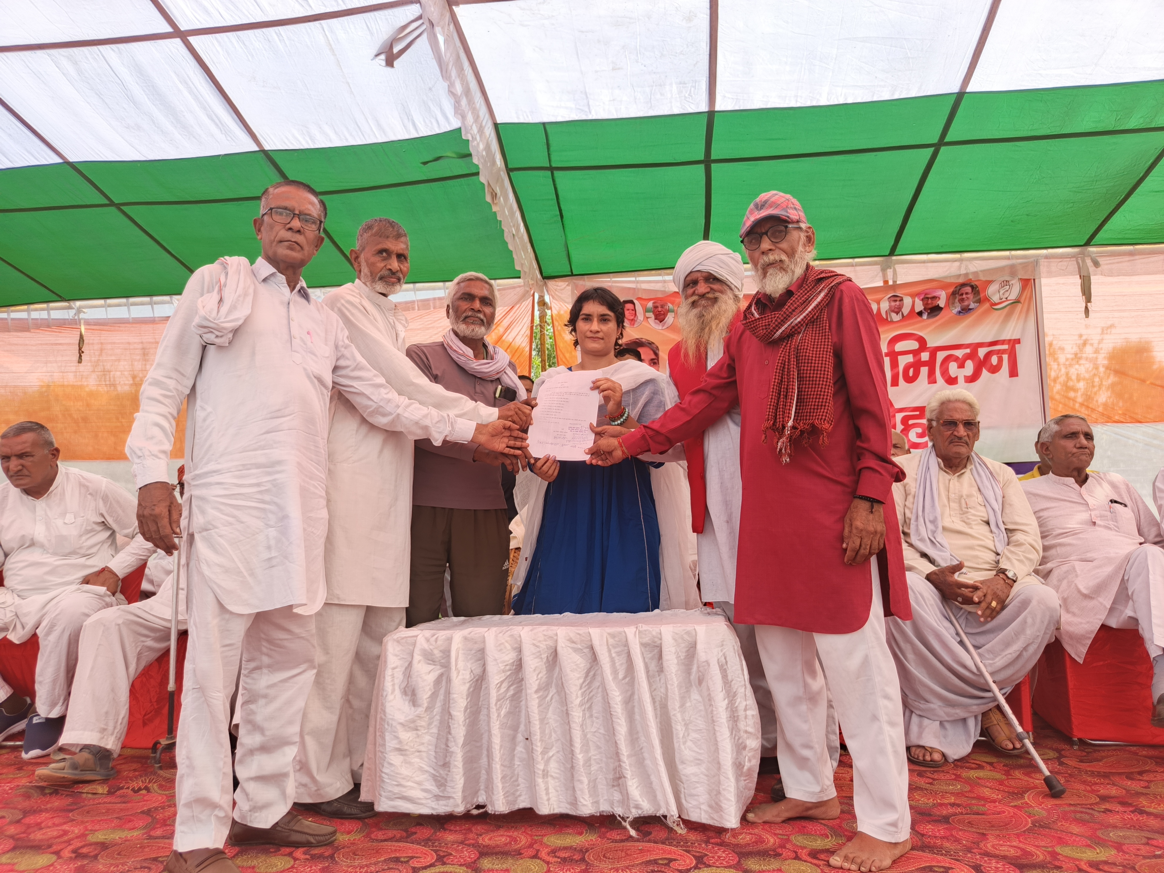 विधायक विनेश फोगाट को ज्ञापन सौंपते भवन निर्माण कामगार यूनियन के सदस्य। विधायक विनेश फोगाट को ज्ञापन सौंपते भवन निर्माण कामगार यूनियन के सदस्य।