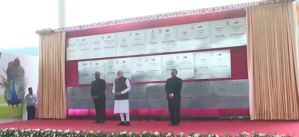 प्रधानमंत्री नरेन्द्र मोदी ने बुधवार को नर्मदा जिले के केवडिया स्थित एकता नगर में इन्फ्रास्ट्रक्चर और विकास परियोजनाओं का उद्घाटन और शिलान्यास किया प्रधानमंत्री नरेन्द्र मोदी ने बुधवार को नर्मदा जिले के केवडिया स्थित एकता नगर में इन्फ्रास्ट्रक्चर और विकास परियोजनाओं का उद्घाटन और शिलान्यास किया
