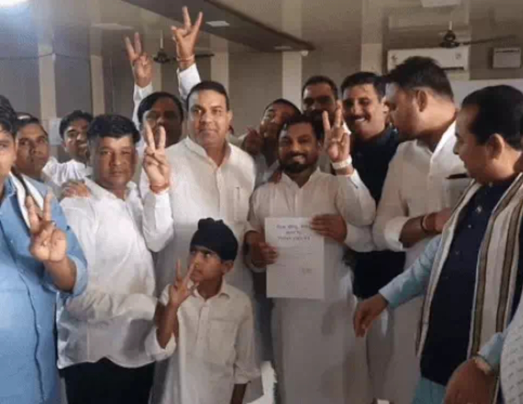 सर्व समिति से चेयरमैन चुने जाने के बाद पार्षदों के साथ कर्मबीर कौल सर्व समिति से चेयरमैन चुने जाने के बाद पार्षदों के साथ कर्मबीर कौल