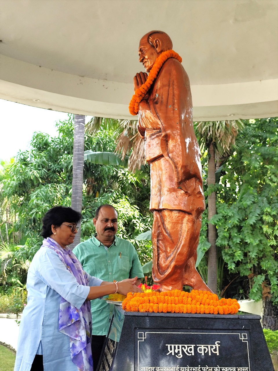विश्वविद्यालय में सरदार वल्लभभाई पटेल को किया गया नमन करे हुए कुलपति प्रोफ़ेसर वंदना सिंह विश्वविद्यालय में सरदार वल्लभभाई पटेल को किया गया नमन करे हुए कुलपति प्रोफ़ेसर वंदना सिंह