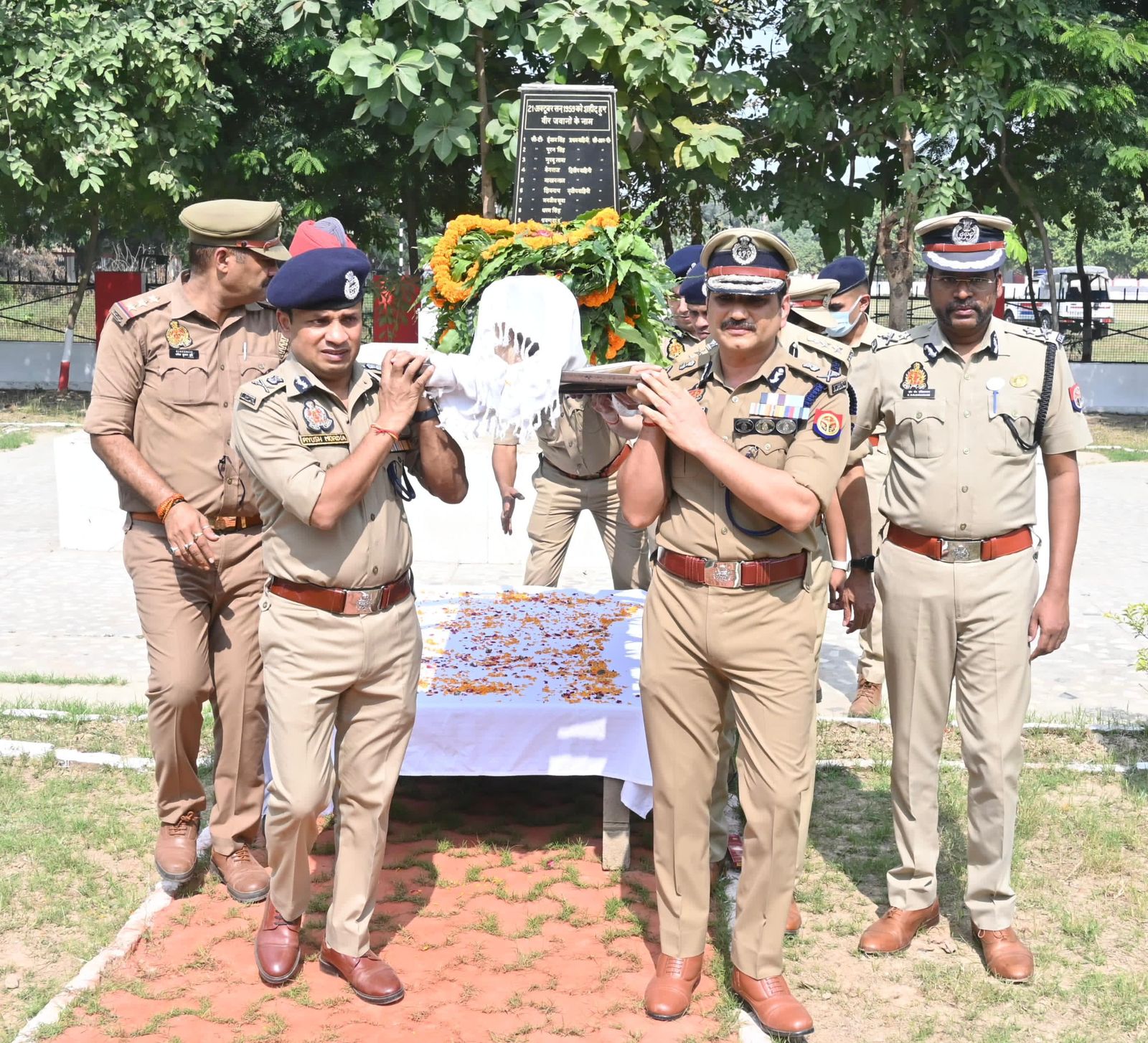 पूर्व डीजी आईपीएस सुबेश कुमार सिंह के पार्थिव शरीर को कांधा देते पुलिस कमिश्नर: फोटो बच्चा गुप्ता