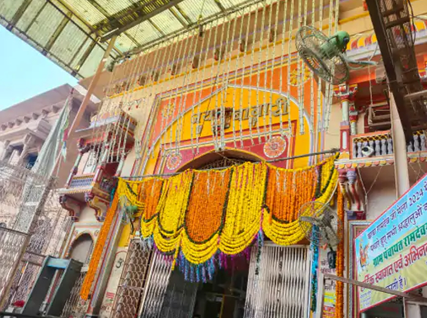 पुष्कर से 501 किलो अलग-अलग प्रजातियों, काेलकाता से मंगाए फूलाें से बाबा रामदेव मंदिर को सजाया पुष्कर से 501 किलो अलग-अलग प्रजातियों, काेलकाता से मंगाए फूलाें से बाबा रामदेव मंदिर को सजाया