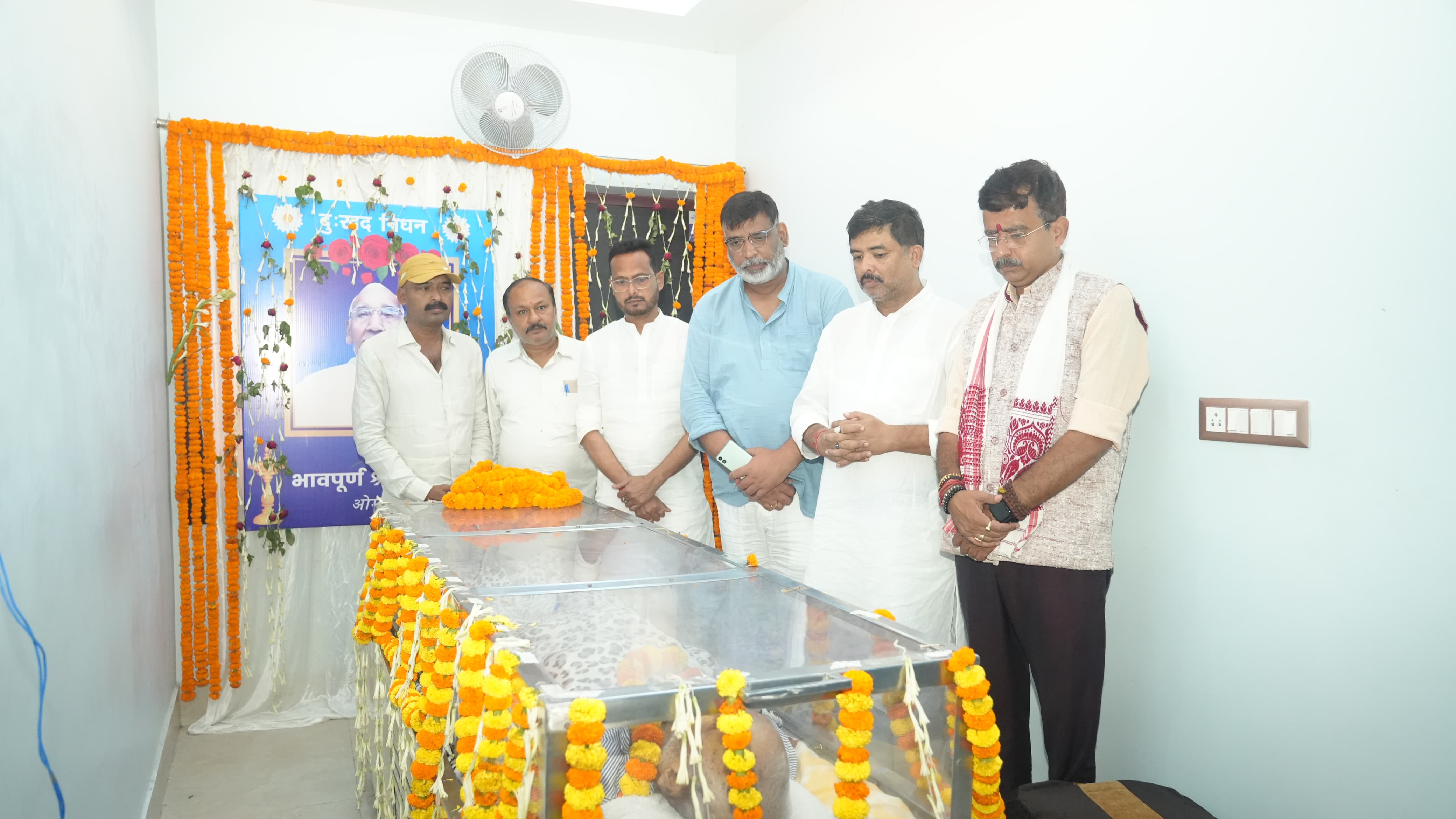 पूर्व सांसद संतोष कुशवाहा एवं अन्य लोग पूर्व सांसद संतोष कुशवाहा एवं अन्य लोग