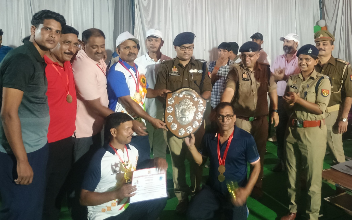 विजेता व उप-विजेता टीम को शील्ड प्रदान करते पुलिस अधीक्षक अभिनंदन विजेता व उप-विजेता टीम को शील्ड प्रदान करते पुलिस अधीक्षक अभिनंदन