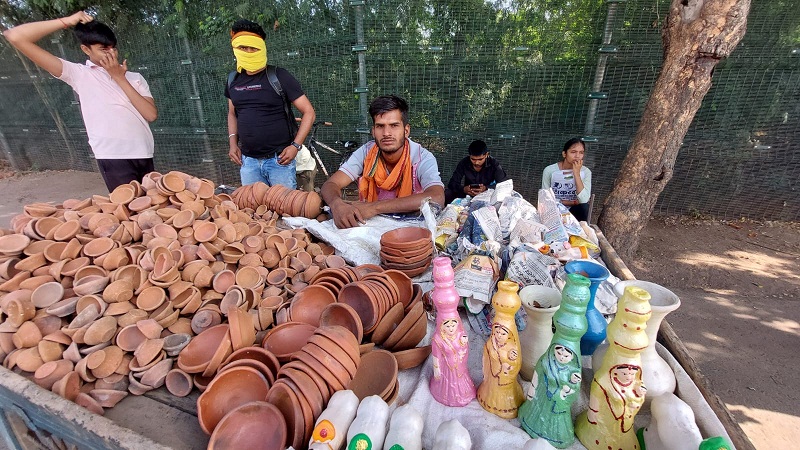 फुटपाथ पर रेहड़ी की दुकान