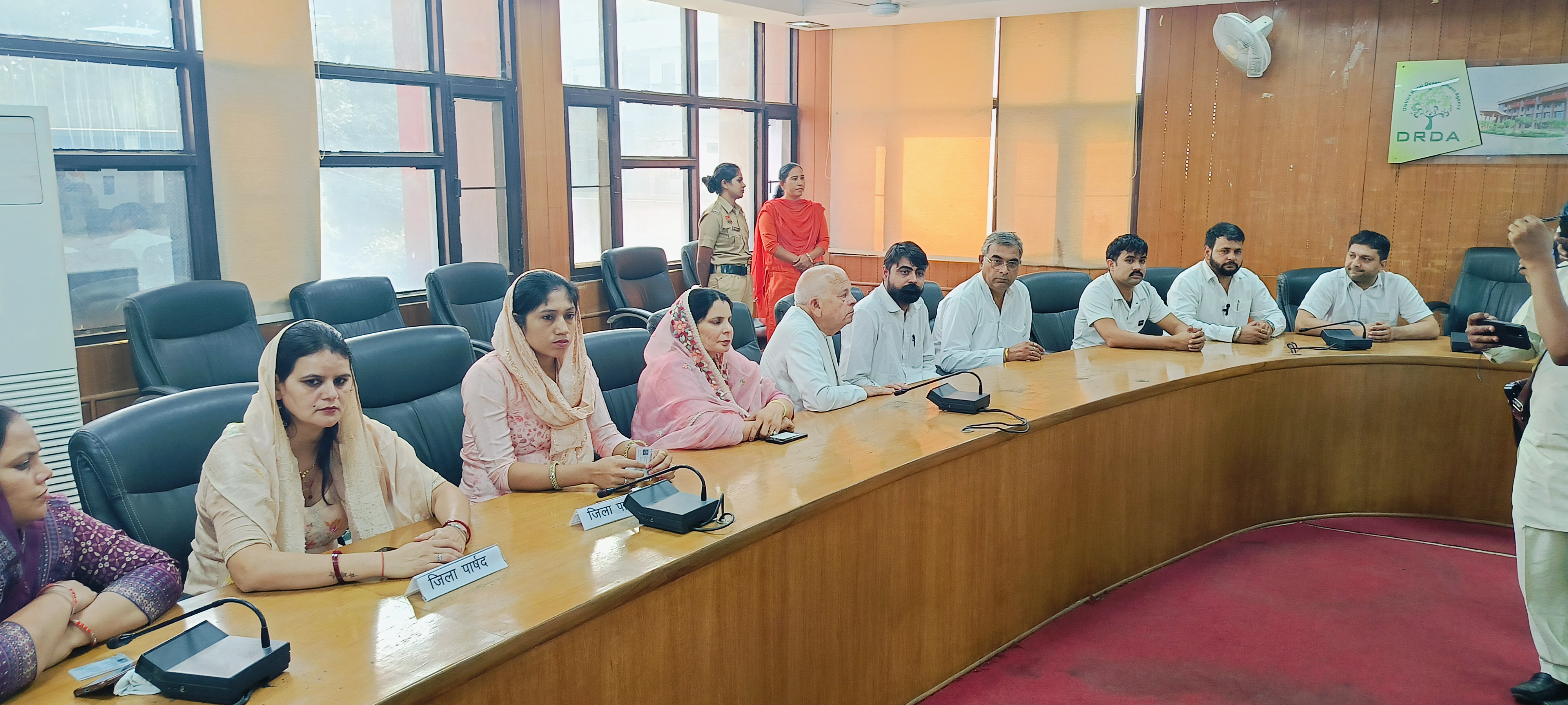 फोटो कैप्शन 30आरटीके1 :चेयरपर्सन के खिलाफ अप्रस्ताव को लेकर हुई बैठक में मौजूद पार्षद