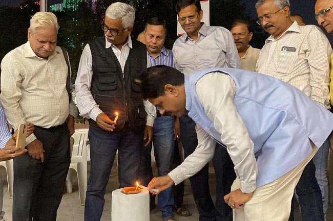 दीप प्रज्ज्वलित करते न्यायमूर्ति दीप प्रज्ज्वलित करते न्यायमूर्ति
