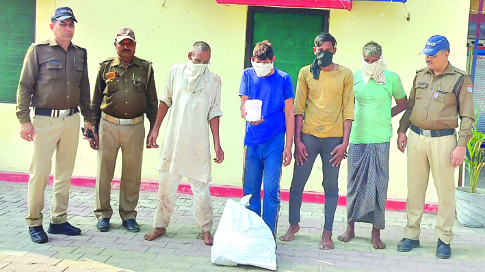 पुलिस गिरफ्त में आरोपित पुलिस गिरफ्त में आरोपित