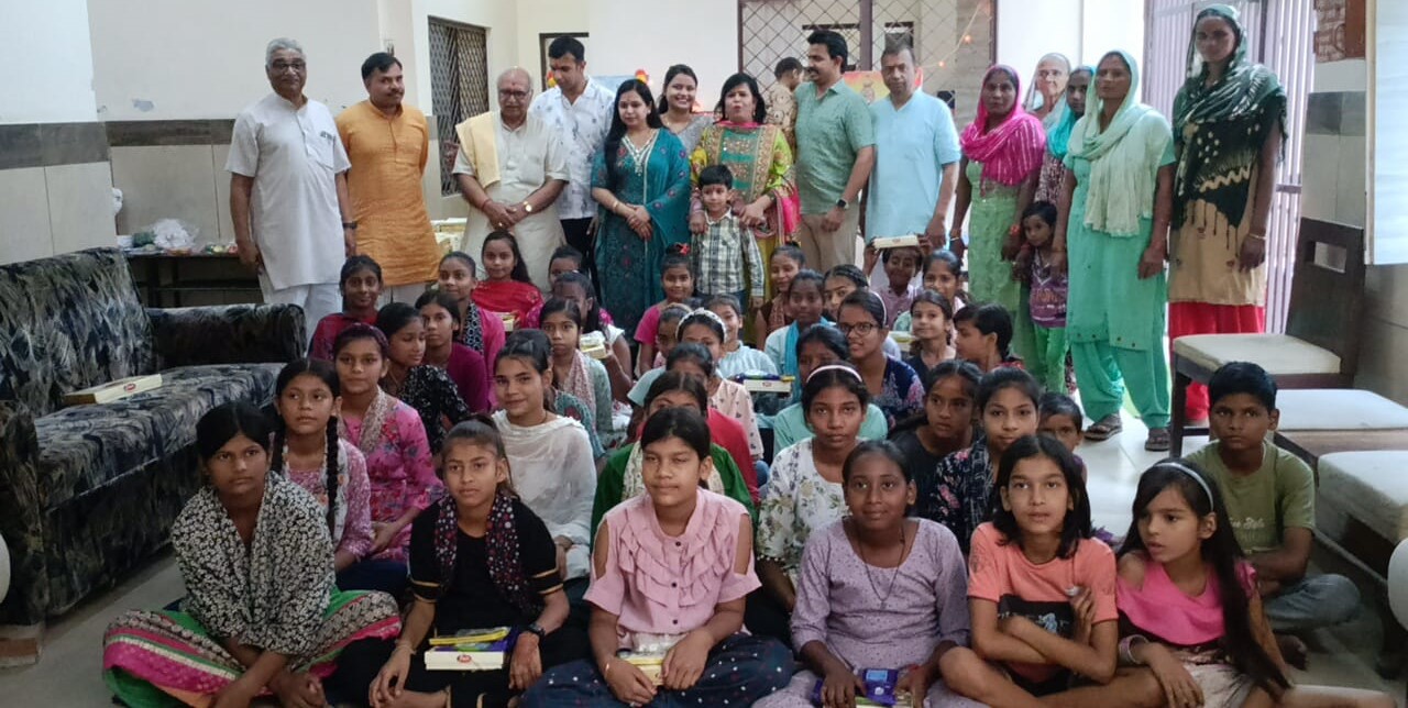 बाबू मुकुट बिहारी लाल जैन सेवा न्यास ने मनाई अभावग्रस्त बस्ती में दिवाली बाबू मुकुट बिहारी लाल जैन सेवा न्यास ने मनाई अभावग्रस्त बस्ती में दिवाली