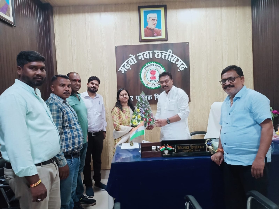 नगर निगम की नई आयुक्त प्रिया गोयल का स्वागत करते महापौर विजय देवांगन और पार्षद गण। नगर निगम की नई आयुक्त प्रिया गोयल का स्वागत करते महापौर विजय देवांगन और पार्षद गण।