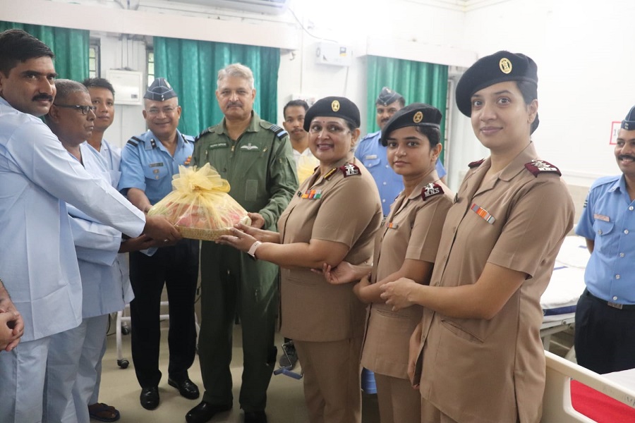 जोरहाट वायु सेना स्टेशन पर दिवाली कार्यक्रम में हिस्सा लेते पूर्वी वायु कमान के एयर ऑफिसर कमांडिंग-इन-चीफ एयर मार्शल सूरत सिंह जोरहाट वायु सेना स्टेशन पर दिवाली कार्यक्रम में हिस्सा लेते पूर्वी वायु कमान के एयर ऑफिसर कमांडिंग-इन-चीफ एयर मार्शल सूरत सिंह