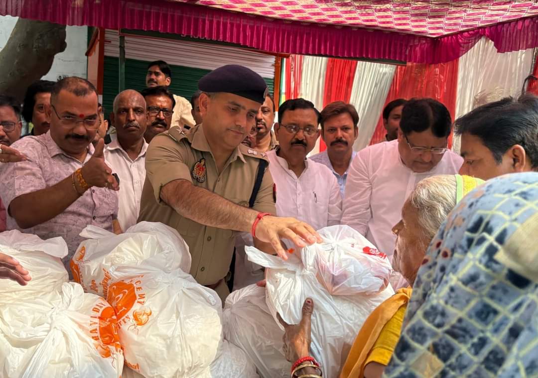 9वें स्थापना दिवस पर ज़रूरतमन्दों में खील, खिलौना, दीपक, बाती, मिष्ठान आदि सामग्री की वितरित 9वें स्थापना दिवस पर ज़रूरतमन्दों में खील, खिलौना, दीपक, बाती, मिष्ठान आदि सामग्री की वितरित