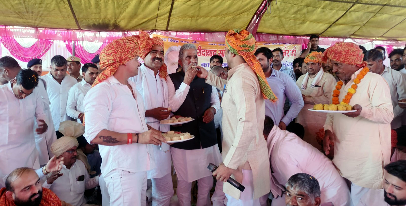 मोहना कट मंजूर होने पर ग्रामीण केंद्रीय राज्यमंत्री कृष्णपाल गुर्जर का मुंह मीठा कराते हुए मोहना कट मंजूर होने पर ग्रामीण केंद्रीय राज्यमंत्री कृष्णपाल गुर्जर का मुंह मीठा कराते हुए