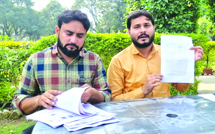 पत्रकारों से वार्ता करते हुए पत्रकारों से वार्ता करते हुए