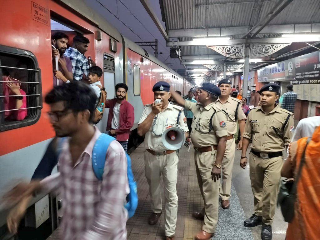 रेलवे स्टेशन पर ट्रेन और यात्रियों की सुरक्षा और सुविधा के लिए तैनात रेलवे सुरक्षा बल रेलवे स्टेशन पर ट्रेन और यात्रियों की सुरक्षा और सुविधा के लिए तैनात रेलवे सुरक्षा बल