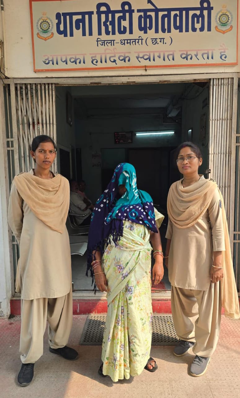 पुलिस गिरफ्त में आरोपित महिला। पुलिस गिरफ्त में आरोपित महिला।