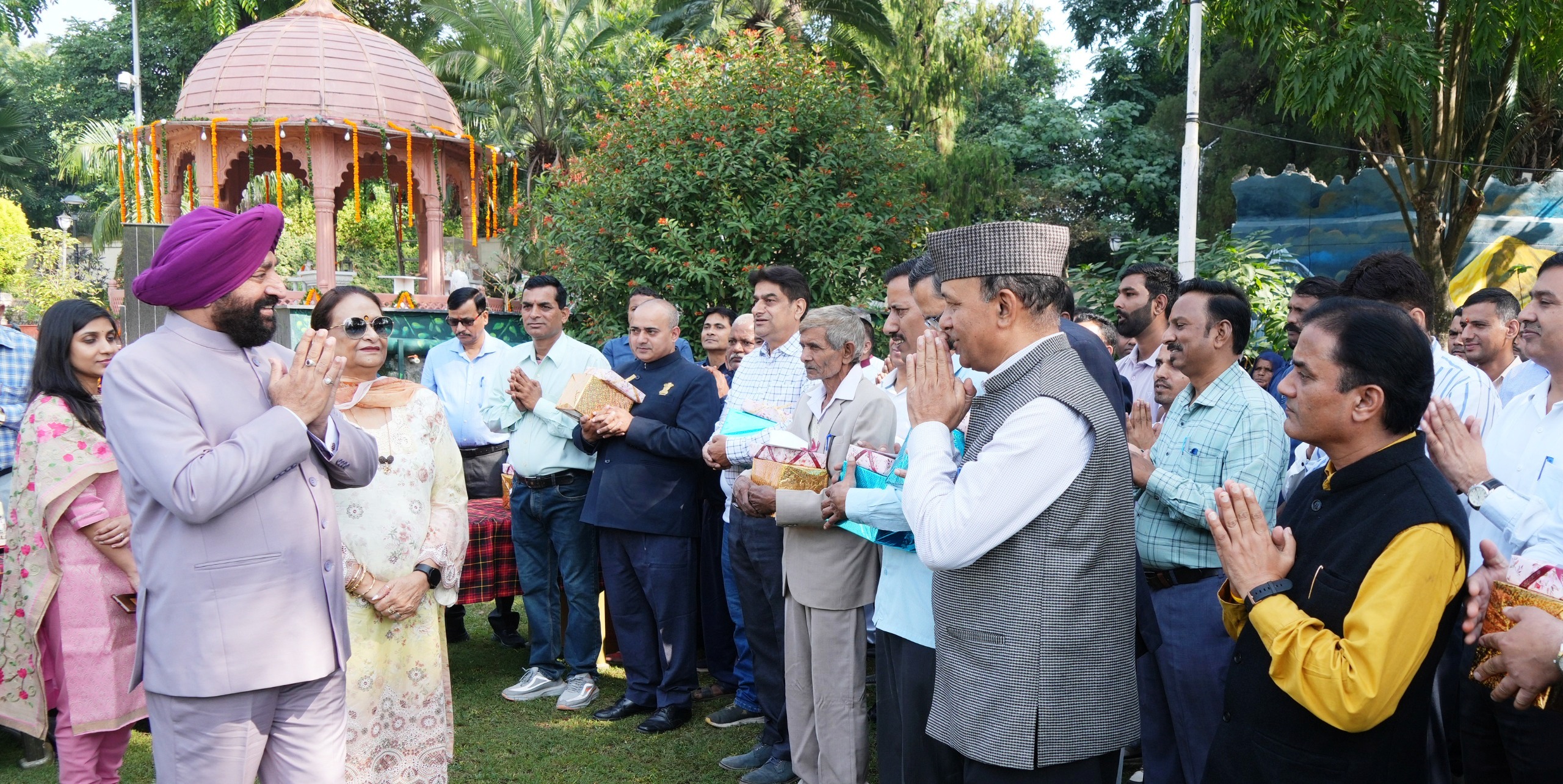 अधिकारियाें-कर्मचारियाें काे दीपावली की शुभकामनाएं देते राज्यपाल लेफ्टिनेंट जनरल गुरमीत सिंह (सेनि)।