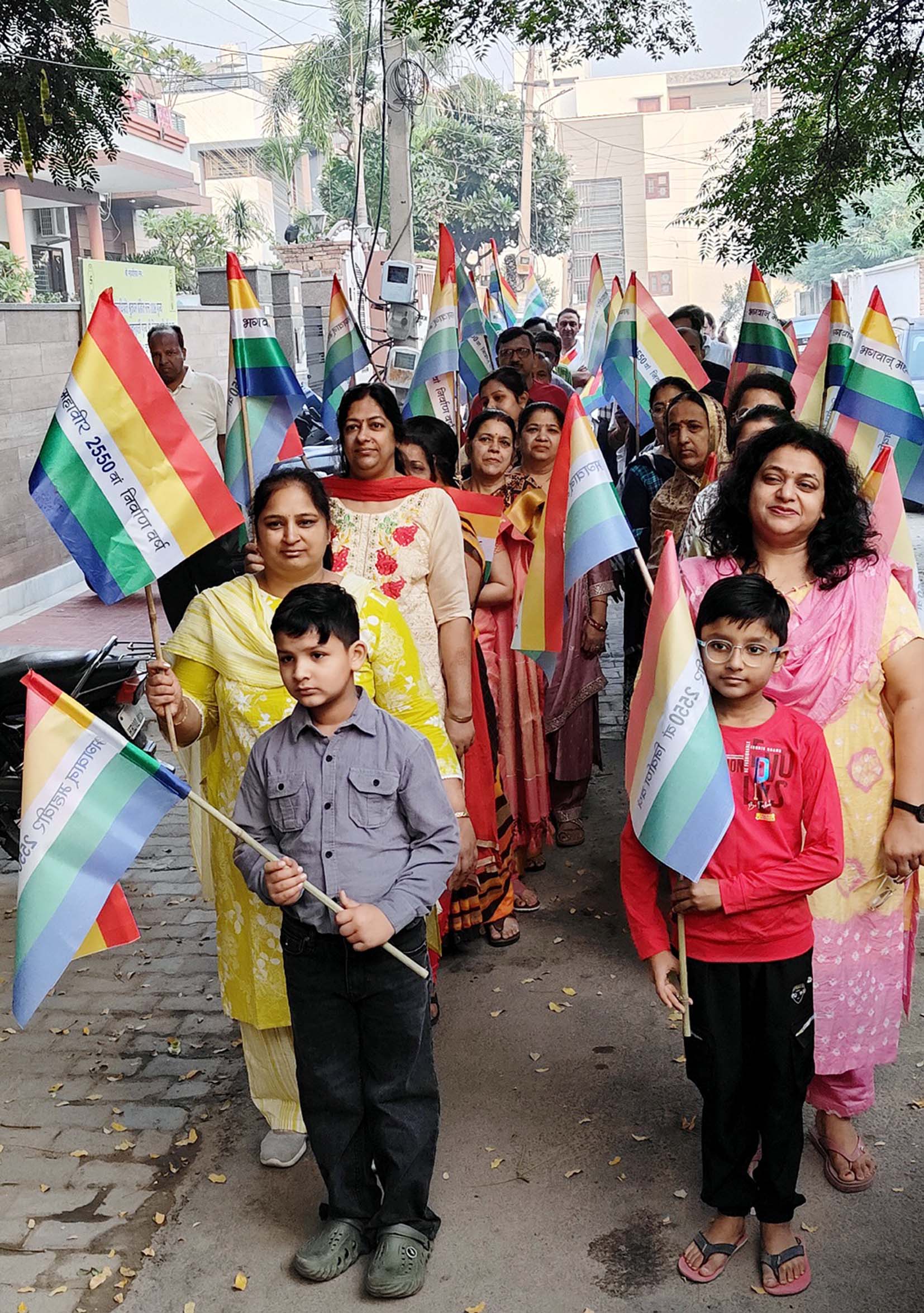 प्रभात फेरी में भाग लेते जैन समाज के लोग। प्रभात फेरी में भाग लेते जैन समाज के लोग।