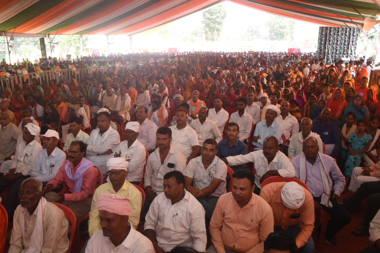 *वनटांगिया गांव जंगल तिनकोनिया नंबर तीन में दीपावली मनाई सीएम योगी आदित्यनाथ ने* *वनटांगिया गांव जंगल तिनकोनिया नंबर तीन में दीपावली मनाई सीएम योगी आदित्यनाथ ने*