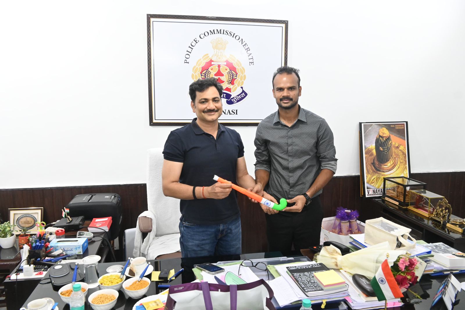 हॉकी खिलाड़ी ओलम्पियन ललित सीपी से मिलते हुए: फोटो बच्चा गुप्ता हॉकी खिलाड़ी ओलम्पियन ललित सीपी से मिलते हुए: फोटो बच्चा गुप्ता