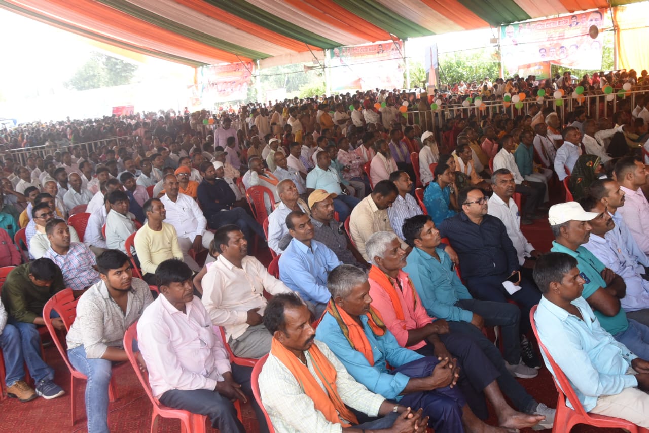 *वनटांगिया गांव जंगल तिनकोनिया नंबर तीन में दीपावली मनाई सीएम योगी आदित्यनाथ ने* *वनटांगिया गांव जंगल तिनकोनिया नंबर तीन में दीपावली मनाई सीएम योगी आदित्यनाथ ने*