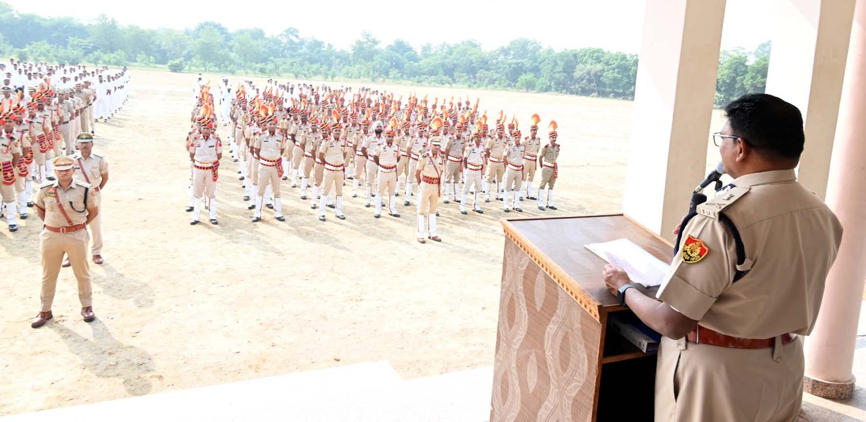 राष्ट्रीय एकता दिवस पर पुलिस कर्मियों के संबोधित करते हुए एडीजीपी डॉ. एम. रवि किरण। राष्ट्रीय एकता दिवस पर पुलिस कर्मियों के संबोधित करते हुए एडीजीपी डॉ. एम. रवि किरण।